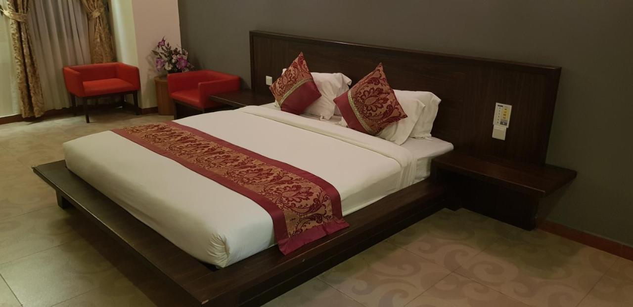 Capital O 89938 Herald Hotel Malacca Exteriör bild
